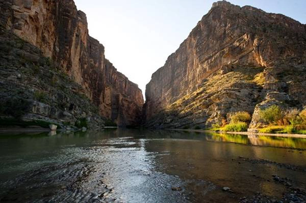 Vườn quốc gia Big Bend nằm ở tiểu bang Texas của Mỹ, gần biên giới với Mexico. Nơi đây có đến hơn 1.200 loài thực vật, hơn 450 loài chim, 56 loài bò sát và 75 loài động vật có vú. Big Bend phù hợp cho những người thích du lịch khám phá.