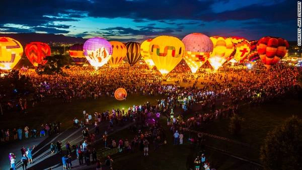 Dạo chơi bằng khinh khí cầu ở Colorado Springs, Colorado, Mỹ