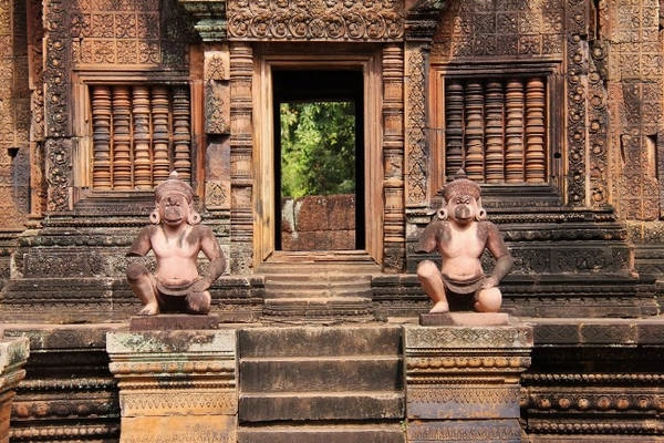 Đền Banteay Srei: Ngôi đền này cách Angkor Wat khoảng 30 km, tồn tại từ thế kỷ X đến nay. Công trình được xây dựng bằng đá sa thạch đỏ. Quy mô của Banteay Srei tương đối nhỏ nhưng những hình chạm khắc và các tàn tích đổ nát vẫn thu hút du khách đến khám phá. Ảnh: The Culture Trip. Đền Banteay Srei: Ngôi đền này cách Angkor Wat khoảng 30 km, tồn tại từ thế kỷ X đến nay. Công trình được xây dựng bằng đá sa thạch đỏ. Quy mô của Banteay Srei tương đối nhỏ nhưng những hình chạm khắc và các tàn tích đổ nát vẫn thu hút du khách đến khám phá. Ảnh: The Culture Trip.