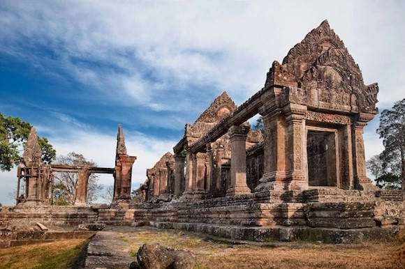 Đền Preah Vihear: Bạn sẽ được cảm nhận cảm giác yên bình khi ngắm khung cảnh xung quanh từ đỉnh núi Dangrek. Ngôi đền thiêng Preah Vihear nằm trên đỉnh núi có kiến trúc ấn tượng, được xây dựng từ thế kỷ IX đến thế kỷ XII. Ảnh: Historyhub. Đền Preah Vihear: Bạn sẽ được cảm nhận cảm giác yên bình khi ngắm khung cảnh xung quanh từ đỉnh núi Dangrek. Ngôi đền thiêng Preah Vihear nằm trên đỉnh núi có kiến trúc ấn tượng, được xây dựng từ thế kỷ IX đến thế kỷ XII. Ảnh: Historyhub.