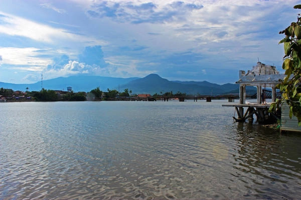 Sông Kampot: Khi ở Kampot, bạn không nên bỏ qua trải nghiệm thư giãn trên sông. Du khách có thể chọn một số địa điểm nằm bên bờ sông Kampot để nghỉ ngơi. Sabay, Beach Green House, Champa Lodge là các khu du lịch cho thuê chỗ ở, bán thức ăn và đồ uống cho khách. Ảnh: Selleytravel. Sông Kampot: Khi ở Kampot, bạn không nên bỏ qua trải nghiệm thư giãn trên sông. Du khách có thể chọn một số địa điểm nằm bên bờ sông Kampot để nghỉ ngơi. Sabay, Beach Green House, Champa Lodge là các khu du lịch cho thuê chỗ ở, bán thức ăn và đồ uống cho khách. Ảnh: Selleytravel.