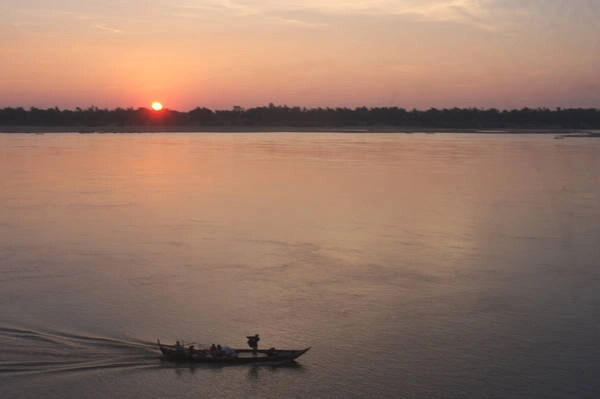 Hoàng hôn trên sông Mekong ở Kratie: Kratie nằm cách Phnompenh 4 tiếng di chuyển bằng xe bus. Thị xã ven sông này được đánh giá là nơi có cảnh hoàng hôn đẹp nhất xứ chùa tháp với bầu trời màu vàng, đỏ ấn tượng trên sông Mekong. Ảnh: Twohungrypeople. Hoàng hôn trên sông Mekong ở Kratie: Kratie nằm cách Phnompenh 4 tiếng di chuyển bằng xe bus. Thị xã ven sông này được đánh giá là nơi có cảnh hoàng hôn đẹp nhất xứ chùa tháp với bầu trời màu vàng, đỏ ấn tượng trên sông Mekong. Ảnh: Twohungrypeople.