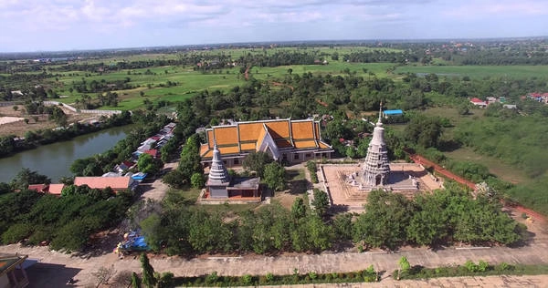 Cố đô Oudong: Đây là địa điểm cổ kính đáng ghé thăm khi đến Campuchia. Nằm cách Phnompenh 40 km về phía Bắc, Oudong từng là kinh đô từ năm 1618 đến năm 1866, dưới nhiều đời vua. Du khách có thể khám phá các đền thờ và các tháp đổ nát hàng trăm năm tuổi ở đây. Ảnh: Flickr. Cố đô Oudong: Đây là địa điểm cổ kính đáng ghé thăm khi đến Campuchia. Nằm cách Phnompenh 40 km về phía Bắc, Oudong từng là kinh đô từ năm 1618 đến năm 1866, dưới nhiều đời vua. Du khách có thể khám phá các đền thờ và các tháp đổ nát hàng trăm năm tuổi ở đây. Ảnh: Flickr.