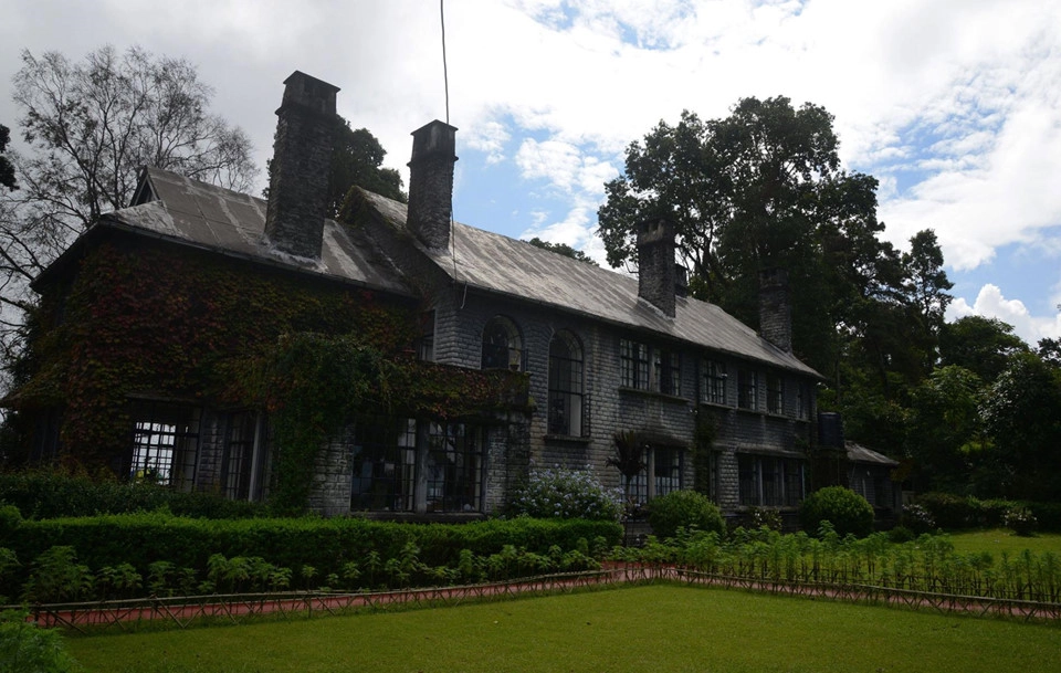 Ngôi nhà của bà Morgan (Ấn Độ): Ngôi nhà được cho là bị ám bởi cựu đệ nhất phu nhân một vị tướng của đế quốc Anh trước đây từng ở. Hiện nay, nó được giữ và sửa sang trở thành một khách sạn nhỏ, mở cửa cho những du khách dũng cảm đến với vùng Kalimpong của Ấn Độ.