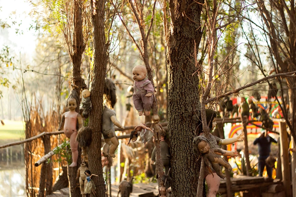 Đảo búp bê (Mexico): Những con búp bê bị vứt đi được treo trên các cây cao ở một hòn đảo trên hồ Xochimilco, Mexico. Ban đầu, những con búp bê được treo để phù hộ cho linh hồn của một đứa trẻ bị chết đuối. Sau đó, chúng trở thành điểm nhấn cho hòn đảo, khiến nơi đây nổi tiếng, thu hút những du khách dũng cảm và hiếu kỳ.