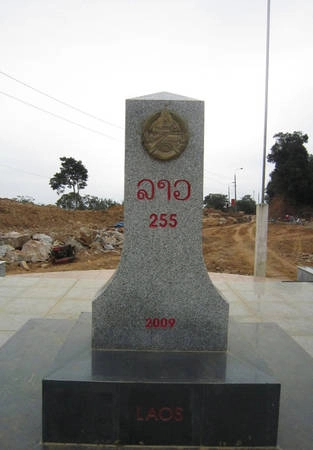 Đường vào cửa khẩu Lóng Sập Quãng đường dài chừng 35 km, đi qua các xã nhỏ và sâu của Mộc Châu như Mường Sang, Đông Sang…, hai bên là đồi núi, những cánh đồng hoa cải trắng xen lẫn vàng. Khung cảnh vào cửa khẩu Lóng Sập đẹp như một bức tranh cứ hiện ra khiến ai cũng sẽ phải say đắm. Cuối con đường là khu chợ nằm sát biên giới Việt – Lào với những gian hàng bày bán đồ truyền thống. Trên hình là cột mốc phân định biên giới 2 nước được nhiều phượt thủ check-in. Ảnh: Bằng Việt. Đường vào cửa khẩu Lóng Sập Quãng đường dài chừng 35 km, đi qua các xã nhỏ và sâu của Mộc Châu như Mường Sang, Đông Sang…, hai bên là đồi núi, những cánh đồng hoa cải trắng xen lẫn vàng. Khung cảnh vào cửa khẩu Lóng Sập đẹp như một bức tranh cứ hiện ra khiến ai cũng sẽ phải say đắm. Cuối con đường là khu chợ nằm sát biên giới Việt – Lào với những gian hàng bày bán đồ truyền thống. Trên hình là cột mốc phân định biên giới 2 nước được nhiều phượt thủ check-in. Ảnh: Bằng Việt.