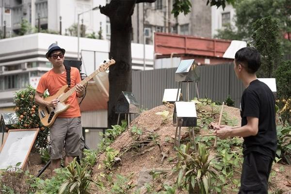 Bất cứ ai cũng có thể tới đây, mang theo vật dụng không cần thiết để trang trí, tô điểm, hoàn thành sản phẩm tái chế của mình.