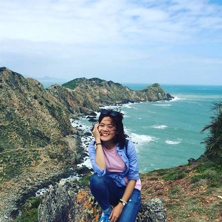 <strong>Eo Gió:</strong> Nằm trên địa bàn xã Nhơn Lý, cách thành phố Quy Nhơn khoảng 20 km, Eo Gió là một địa danh du lịch mới mà du khách khi đến thành phố biển miền Trung này đều muốn ghé tham quan. Tên gọi Eo Gió bắt nguồn từ hình dáng địa lý của khu vực này, đứng từ trên các mỏm đá xung quanh nhìn xuống bạn sẽ thấy một eo biển nhỏ được che chắn bởi dãy núi như một vòng tay ôm gọn bãi biển tuyệt đẹp ở đây. Ảnh: Instagram <strong>Eo Gió:</strong> Nằm trên địa bàn xã Nhơn Lý, cách thành phố Quy Nhơn khoảng 20 km, Eo Gió là một địa danh du lịch mới mà du khách khi đến thành phố biển miền Trung này đều muốn ghé tham quan. Tên gọi Eo Gió bắt nguồn từ hình dáng địa lý của khu vực này, đứng từ trên các mỏm đá xung quanh nhìn xuống bạn sẽ thấy một eo biển nhỏ được che chắn bởi dãy núi như một vòng tay ôm gọn bãi biển tuyệt đẹp ở đây. Ảnh: Instagram