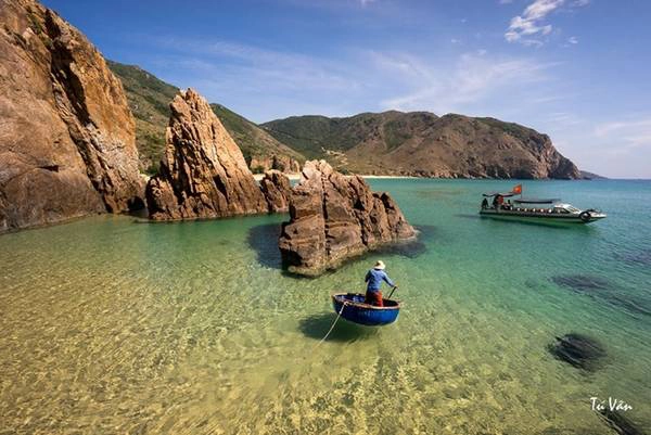 Kỳ Co: Nằm cách xa thành phố Quy Nhơn khoảng chừng 25km, bãi Kỳ Co thuộc xã đảo Nhơn Lý có một vẻ đẹp hoang sơ mà ít người biết đến. Đây được xem là “đệ nhất thiên đường” của Nhơn Lý bởi bãi tắm Kỳ Co là bãi ngang, có diện tích hơn 1km² bờ biển nông, lặng sóng. Bãi tắm là sự phối hợp tuyệt vời giữa nước biển trong xanh, gành đá núi kỳ vĩ và bãi cát vàng nguyên sơ. Ảnh: Nguyễn Thị Vân. Kỳ Co: Nằm cách xa thành phố Quy Nhơn khoảng chừng 25km, bãi Kỳ Co thuộc xã đảo Nhơn Lý có một vẻ đẹp hoang sơ mà ít người biết đến. Đây được xem là “đệ nhất thiên đường” của Nhơn Lý bởi bãi tắm Kỳ Co là bãi ngang, có diện tích hơn 1km² bờ biển nông, lặng sóng. Bãi tắm là sự phối hợp tuyệt vời giữa nước biển trong xanh, gành đá núi kỳ vĩ và bãi cát vàng nguyên sơ. Ảnh: Nguyễn Thị Vân.