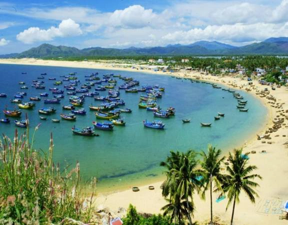 Cù Lao Xanh: Cù Lao Xanh hay còn gọi là xã đảo Nhơn Châu là món quà vô giá mà thiên nhiên ban tặng cho con người đất võ, cách Quy Nhơn chỉ khoảng hơn 20 km. Du khách sẽ được đắm mình trong một khoảng không gian bất tận của biển trời và đảo xanh. Vào lúc hoàng hôn, du khách sẽ được ngắm khung cảnh đẹp như tranh vẽ với những chiếc thuyền con dập dềnh trên sóng biển, tìm hiểu cuộc sống dung dị của người dân làng chài trong khung cảnh yên bình. Ảnh: lendang.vn Cù Lao Xanh: Cù Lao Xanh hay còn gọi là xã đảo Nhơn Châu là món quà vô giá mà thiên nhiên ban tặng cho con người đất võ, cách Quy Nhơn chỉ khoảng hơn 20 km. Du khách sẽ được đắm mình trong một khoảng không gian bất tận của biển trời và đảo xanh. Vào lúc hoàng hôn, du khách sẽ được ngắm khung cảnh đẹp như tranh vẽ với những chiếc thuyền con dập dềnh trên sóng biển, tìm hiểu cuộc sống dung dị của người dân làng chài trong khung cảnh yên bình. Ảnh: lendang.vn