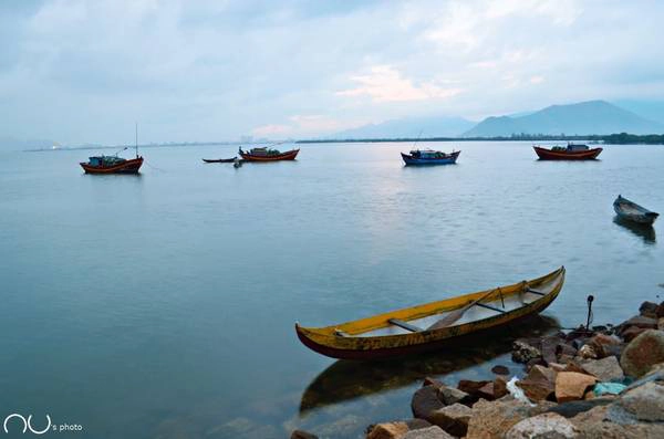 Đầm Thị Nại: Với chiều dài hơn 10 km, bề rộng khoảng 4 km, đầm Thị Nại lớn nhất Bình Định có nhiều loại thủy hải sản nổi tiếng. Trong đầm có một núi nhỏ, trên có ngôi miếu nhỏ do dân chài lập ra để thờ thủy thần, hình dáng núi tựa như một ngôi tháp cổ, gọi là tháp Thầy bói. Du khách sẽ rất thích thú khi mỗi buổi ban mai, ánh sáng trải trên những khu rừng ngập mặn khiến mặt đầm huyễn hoặc, quyến rũ. Ảnh: Hoai Nam Le Đầm Thị Nại: Với chiều dài hơn 10 km, bề rộng khoảng 4 km, đầm Thị Nại lớn nhất Bình Định có nhiều loại thủy hải sản nổi tiếng. Trong đầm có một núi nhỏ, trên có ngôi miếu nhỏ do dân chài lập ra để thờ thủy thần, hình dáng núi tựa như một ngôi tháp cổ, gọi là tháp Thầy bói. Du khách sẽ rất thích thú khi mỗi buổi ban mai, ánh sáng trải trên những khu rừng ngập mặn khiến mặt đầm huyễn hoặc, quyến rũ. Ảnh: Hoai Nam Le