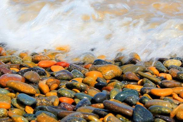 Thủy triều cùng những con sóng hàng nghìn năm đã mài nhẵn các viên đá cuội với vô số hình hài, hoa văn lạ lẫm. Ảnh: Hồ Ngọc Thanh