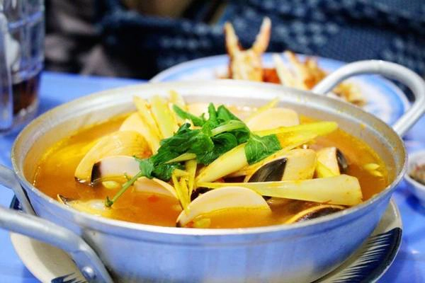 Chợ Hàng Dương: Chợ Hàng Dương là ngôi chợ tập trung hải sản của ngư dân sau một ngày đánh bắt. Đến đây, ngoài tham quan chợ, bạn có thể mua hải sản, nhờ người ta chế biến rồi mang ra biển thưởng thức. Tuy nhiên, vài phượt thủ chia sẻ, ngoài mua tại chợ, bạn có thể mua hải sản ở các vựa. Giá và chất lượng hải sản ở vựa có thể vượt trội hơn so với chợ. Ảnh: Linh San. Chợ Hàng Dương: Chợ Hàng Dương là ngôi chợ tập trung hải sản của ngư dân sau một ngày đánh bắt. Đến đây, ngoài tham quan chợ, bạn có thể mua hải sản, nhờ người ta chế biến rồi mang ra biển thưởng thức. Tuy nhiên, vài phượt thủ chia sẻ, ngoài mua tại chợ, bạn có thể mua hải sản ở các vựa. Giá và chất lượng hải sản ở vựa có thể vượt trội hơn so với chợ. Ảnh: Linh San.