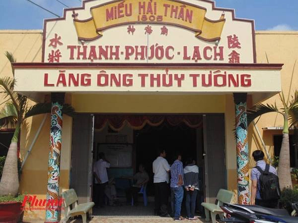 Lăng cá Ông: Lăng cá Ông là tên dân gian của lăng ông Thủy Tướng ở xã Cần Thạnh, hiện đang thờ cúng bộ xương cá voi dài 12 m. Con cá voi này gặp nạn, trôi dạt vào bờ vào năm 1971. Nhân dân tại đây ập đền thờ cúng. Đến năm 2001, Viện Bảo tàng TP HCM đã cử chuyên gia phục dựng lại bộ xương của ông. Ảnh: Báo Phụ Nữ TP HCM. Lăng cá Ông: Lăng cá Ông là tên dân gian của lăng ông Thủy Tướng ở xã Cần Thạnh, hiện đang thờ cúng bộ xương cá voi dài 12 m. Con cá voi này gặp nạn, trôi dạt vào bờ vào năm 1971. Nhân dân tại đây ập đền thờ cúng. Đến năm 2001, Viện Bảo tàng TP HCM đã cử chuyên gia phục dựng lại bộ xương của ông. Ảnh: Báo Phụ Nữ TP HCM.