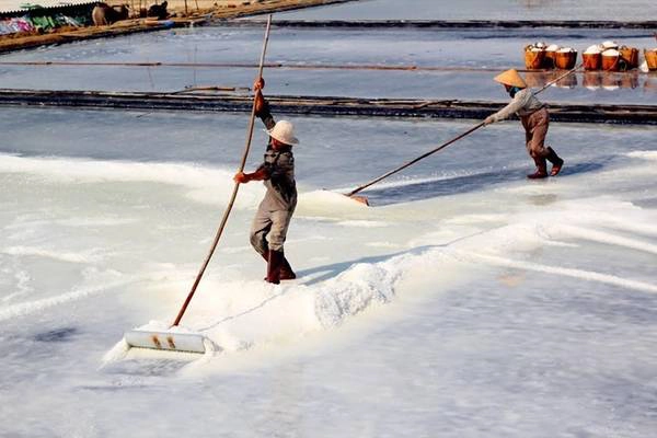 Đảo Thạnh An: Đảo Thạnh An trong tên gọi của phượt thủ gần đây là "đảo hoang gần Sài Gòn". Đảo không rộng, trên đảo chỉ có vài hộ dân, dịch vụ du lịch hầu như không có. Song vì cái gì cũng không có, đảo càng thu hút du khách, nhất là những nhóm bạn trẻ thích trải nghiệm những cảm giác mới mẻ. Ảnh: Nhi Huỳnh. Đảo Thạnh An: Đảo Thạnh An trong tên gọi của phượt thủ gần đây là "đảo hoang gần Sài Gòn". Đảo không rộng, trên đảo chỉ có vài hộ dân, dịch vụ du lịch hầu như không có. Song vì cái gì cũng không có, đảo càng thu hút du khách, nhất là những nhóm bạn trẻ thích trải nghiệm những cảm giác mới mẻ. Ảnh: Nhi Huỳnh.