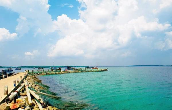 Đảo Thiềng Liềng: Tuy cũng là một trong những xã đảo trực thuộc Cần Giờ, đảo Thiềng Liềng ít được biết đến hơn. Đó là do con đường đến đảo khó khăn. Từ thị trấn Cần Thạnh, bạn đi đò đến đảo Thạnh An. Từ Thạnh An lại mất thêm một tiếng trên đò để đến cù lao Thiềng Liềng. Ảnh: Nguyễn Việt Khoa. Đảo Thiềng Liềng: Tuy cũng là một trong những xã đảo trực thuộc Cần Giờ, đảo Thiềng Liềng ít được biết đến hơn. Đó là do con đường đến đảo khó khăn. Từ thị trấn Cần Thạnh, bạn đi đò đến đảo Thạnh An. Từ Thạnh An lại mất thêm một tiếng trên đò để đến cù lao Thiềng Liềng. Ảnh: Nguyễn Việt Khoa.