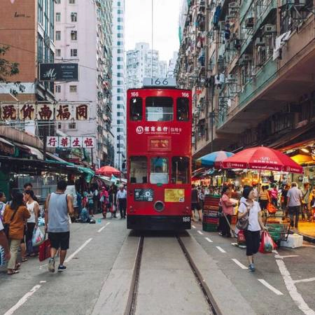 Chợ ẩm thực Chun Yeung Muốn có cái nhìn thực sự Hong Kong, du khách hãy tìm tới chợ Chun Yeung. Điều thú vị nhất là khi tàu điện chạy qua khu chợ đông đúc và náo nhiệt. Lạc vào khu chợ du khách sẽ được khám phá những phố nhỏ với các quầy hàng nằm hai bên, bán đủ thứ sản phẩm từ rau củ tới hải sản và hoa quả. Lưu ý: Trong chợ không ai muốn bị chụp ảnh khi đang kiếm sống một cách khó nhọc. Hãy tôn trọng họ và nên dùng điện thoại hoặc máy ảnh bỏ túi để chụp dễ hơn.