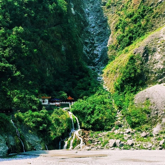 Hẻm núi Taroko: Đây là một những trong kỳ quan thiên nhiên đẹp sửng sốt của xứ Đài. Qua các đường mòn Jiuqudong hay Yanzikou, Baiyang, bạn sẽ có một khuôn hình tạo ấn tượng thị giác mạnh. Điều này được tạo nên từ khung cảnh hùng vĩ với các vách núi dựng đứng, cách nhau chừng 10 m uốn lượn tựa 9 khúc rồng cuộn, dưới đáy là dòng sông hẹp dài âm ỉ chảy suốt 10.000 năm. Ngoài ra, bạn có thể chiêm ngưỡng những vách đá muôn hình vạn trạng như tổ yến, ổ gà hoặc mang cái tên lạ như “Tù trưởng Anh Điêng” hay các thác nước giăng màn mưa lớn bên hẻm núi. Ảnh: Minh Trần Hẻm núi Taroko: Đây là một những trong kỳ quan thiên nhiên đẹp sửng sốt của xứ Đài. Qua các đường mòn Jiuqudong hay Yanzikou, Baiyang, bạn sẽ có một khuôn hình tạo ấn tượng thị giác mạnh. Điều này được tạo nên từ khung cảnh hùng vĩ với các vách núi dựng đứng, cách nhau chừng 10 m uốn lượn tựa 9 khúc rồng cuộn, dưới đáy là dòng sông hẹp dài âm ỉ chảy suốt 10.000 năm. Ngoài ra, bạn có thể chiêm ngưỡng những vách đá muôn hình vạn trạng như tổ yến, ổ gà hoặc mang cái tên lạ như “Tù trưởng Anh Điêng” hay các thác nước giăng màn mưa lớn bên hẻm núi. Ảnh: Minh Trần