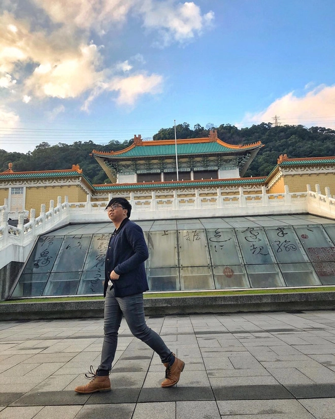 Bảo tàng Cố Cung: Nơi lưu trữ và trưng bày hàng trăm nghìn hiện vật hoàng gia Trung Hoa cổ đại sẽ cho bạn cơ hội chụp hình 2 kiệt tác nghệ thuật độc đáo: cây cải xanh và miếng thịt 3 chỉ lợn kho khắc trên ngọc phỉ thúy. Một là quà hồi môn biểu trưng cho sự tinh khiết, phúc lành của Trân phi - phi tần được hoàng đế Quang Tự triều Thanh sủng ái nhất. Một là tác phẩm nghệ thuật tinh xảo của thợ thủ công thế kỷ 19. Bên cạnh đó, kiến trúc đậm chất Trung Hoa với những bức tường nâu cát, mái ngói màu ngọc lam, lầu gác mái cong đuôi én và hồ thiên nga sẽ tạo nên bối cảnh hoàn hảo cho các bức ảnh. Bảo tàng Cố Cung: Nơi lưu trữ và trưng bày hàng trăm nghìn hiện vật hoàng gia Trung Hoa cổ đại sẽ cho bạn cơ hội chụp hình 2 kiệt tác nghệ thuật độc đáo: cây cải xanh và miếng thịt 3 chỉ lợn kho khắc trên ngọc phỉ thúy. Một là quà hồi môn biểu trưng cho sự tinh khiết, phúc lành của Trân phi - phi tần được hoàng đế Quang Tự triều Thanh sủng ái nhất. Một là tác phẩm nghệ thuật tinh xảo của thợ thủ công thế kỷ 19. Bên cạnh đó, kiến trúc đậm chất Trung Hoa với những bức tường nâu cát, mái ngói màu ngọc lam, lầu gác mái cong đuôi én và hồ thiên nga sẽ tạo nên bối cảnh hoàn hảo cho các bức ảnh.