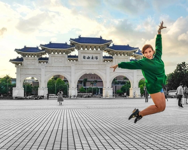 Đài tưởng niệm Tưởng Giới Thạch: Khu tưởng niệm hoành tráng với quần thể nhà hát và phòng hòa nhạc quốc gia mang dáng dấp cung điện Trung Hoa đã trở thành bối cảnh chụp hình quen thuộc với du khách đặt chân đến Đài Loan. Ngoài ra, nghi thức đổi gác của dàn vệ binh mỗi tiếng một lần từ 9h đến 17h hàng ngày cũng thu hút không ít du khách đến chiêm ngưỡng, kiên nhẫn chờ đợi để chụp được bức hình bên các lính gác. Đài tưởng niệm Tưởng Giới Thạch: Khu tưởng niệm hoành tráng với quần thể nhà hát và phòng hòa nhạc quốc gia mang dáng dấp cung điện Trung Hoa đã trở thành bối cảnh chụp hình quen thuộc với du khách đặt chân đến Đài Loan. Ngoài ra, nghi thức đổi gác của dàn vệ binh mỗi tiếng một lần từ 9h đến 17h hàng ngày cũng thu hút không ít du khách đến chiêm ngưỡng, kiên nhẫn chờ đợi để chụp được bức hình bên các lính gác.