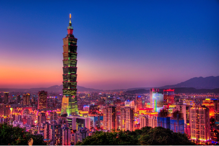 Tòa tháp Taipei 101: Hầu hết du khách ghé thăm hòn đảo hình chiếc lá đều đến thủ phủ Đài Bắc để chiêm ngưỡng tòa nhà cao nhất xứ Đài và đứng thứ 8 thế giới. Có 3 cách chụp hình phổ biến ở đây. Một là nhờ ai đó nằm rạp xuống đất, hướng camera lên trên để thu trọn công trình kiến trúc cao 508 m và bạn đứng cạnh trong khuôn hình. Hai là tạo đủ thần thái bên cạnh cụm điêu khắc chữ “Love” ngay phía ngoài tòa nhà. Cách cuối cùng sẽ đem lại cho bạn bức ảnh ấn tượng về tòa tháp sừng sững trong ánh chiều tà khi dừng chân tại điểm cuối đường mòn lên núi Voi, gần trạm tàu điện ngầm MRT Xiangshan. Tòa tháp Taipei 101: Hầu hết du khách ghé thăm hòn đảo hình chiếc lá đều đến thủ phủ Đài Bắc để chiêm ngưỡng tòa nhà cao nhất xứ Đài và đứng thứ 8 thế giới. Có 3 cách chụp hình phổ biến ở đây. Một là nhờ ai đó nằm rạp xuống đất, hướng camera lên trên để thu trọn công trình kiến trúc cao 508 m và bạn đứng cạnh trong khuôn hình. Hai là tạo đủ thần thái bên cạnh cụm điêu khắc chữ “Love” ngay phía ngoài tòa nhà. Cách cuối cùng sẽ đem lại cho bạn bức ảnh ấn tượng về tòa tháp sừng sững trong ánh chiều tà khi dừng chân tại điểm cuối đường mòn lên núi Voi, gần trạm tàu điện ngầm MRT Xiangshan.