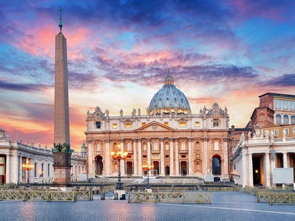 Tiếp theo là nhà thờ thời kỳ Phục hưng St. Peter's Basilica ở Vatican với khoảng 10.000 du khách nhận xét nơi đây là điểm đến "xuất sắc". Tiếp theo là nhà thờ thời kỳ Phục hưng St. Peter's Basilica ở Vatican với khoảng 10.000 du khách nhận xét nơi đây là điểm đến "xuất sắc".