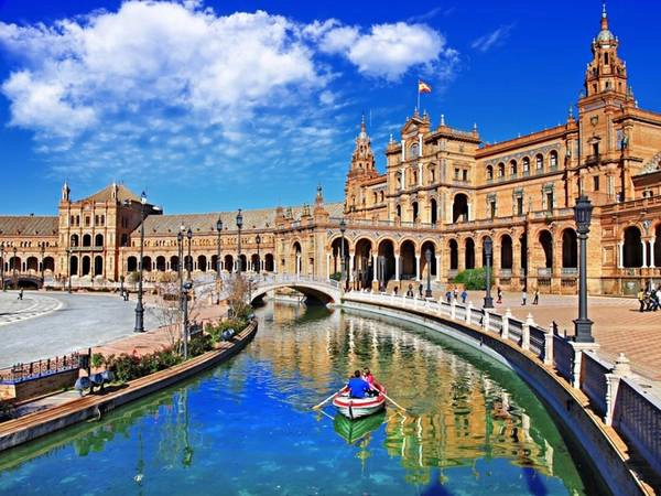 Quảng trường Tây Ban Nha ở Seville xây từ năm 1928 là một công trình được thiết kế với sự kết hợp hài hòa giữa phong cách Phục hưng, Morocco và kiến trúc bản địa. Quảng trường Tây Ban Nha ở Seville xây từ năm 1928 là một công trình được thiết kế với sự kết hợp hài hòa giữa phong cách Phục hưng, Morocco và kiến trúc bản địa.