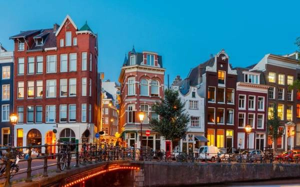 Amsterdam từ vị trí thứ 10 năm 2014 vươn lên thứ 8. Amsterdam từ vị trí thứ 10 năm 2014 vươn lên thứ 8.