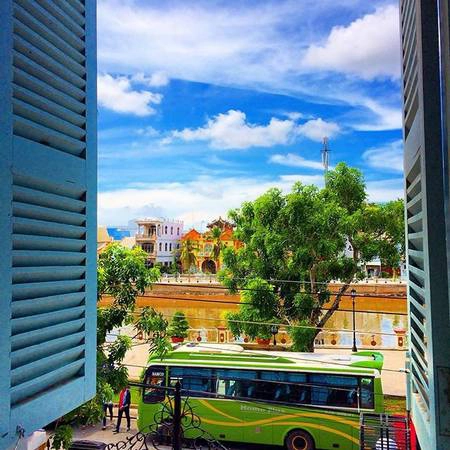 Khung cảnh nhìn từ cửa sổ nhà Công tử Bạc Liêu. Ảnh: @karuko_san