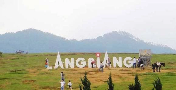 Núi Langbiang: Nơi đây là thu hút rất nhiều du khách trong và ngoài nước đến dã ngoại. Núi Langbiang có 2 ngọn núi, người dân đặt tên 2 ngọn núi là "Núi Ông và Núi Bà", cách trung tâm thành phố Đà Lạt 12 km, núi thuộc địa phận huyện Lạc Dương. Đỉnh Langbiang nằm ở độ cao 2.167 m so với mặt biển. Langbiang còn được ví như "nóc nhà" của Đà Lạt, và là điểm tham quan du lịch hấp dẫn của thành phố Đà Lạt. Núi Langbiang: Nơi đây là thu hút rất nhiều du khách trong và ngoài nước đến dã ngoại. Núi Langbiang có 2 ngọn núi, người dân đặt tên 2 ngọn núi là "Núi Ông và Núi Bà", cách trung tâm thành phố Đà Lạt 12 km, núi thuộc địa phận huyện Lạc Dương. Đỉnh Langbiang nằm ở độ cao 2.167 m so với mặt biển. Langbiang còn được ví như "nóc nhà" của Đà Lạt, và là điểm tham quan du lịch hấp dẫn của thành phố Đà Lạt.