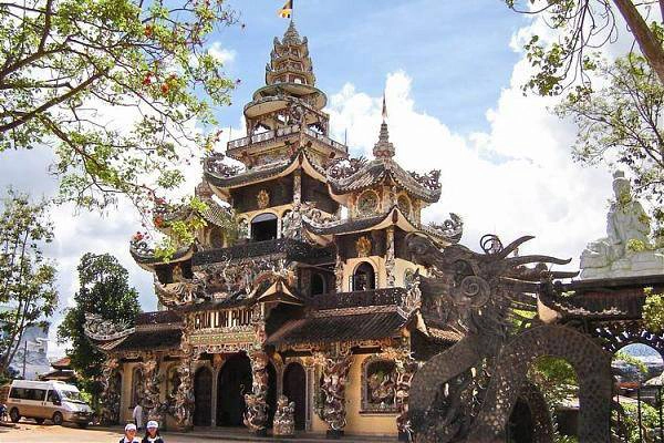 Chùa Linh Phước: Chùa Linh Phước là một trong những địa điểm mà khách du lịch thường nhắc đến, chùa rất linh thiêng thích hợp cho những ai đi chiêm bái và tham quan thắng cảnh. Chùa tọa lạc tại số 120 Tự Phước, thuộc địa bàn Trại Mát, cách trung tâm thành phố Đà Lạt 8 km, trên quốc lộ 20. Chùa là một công trình kiến trúc khảm sành đặc sắc của thành phố Đà Lạt. Chùa Linh Phước: Chùa Linh Phước là một trong những địa điểm mà khách du lịch thường nhắc đến, chùa rất linh thiêng thích hợp cho những ai đi chiêm bái và tham quan thắng cảnh. Chùa tọa lạc tại số 120 Tự Phước, thuộc địa bàn Trại Mát, cách trung tâm thành phố Đà Lạt 8 km, trên quốc lộ 20. Chùa là một công trình kiến trúc khảm sành đặc sắc của thành phố Đà Lạt.