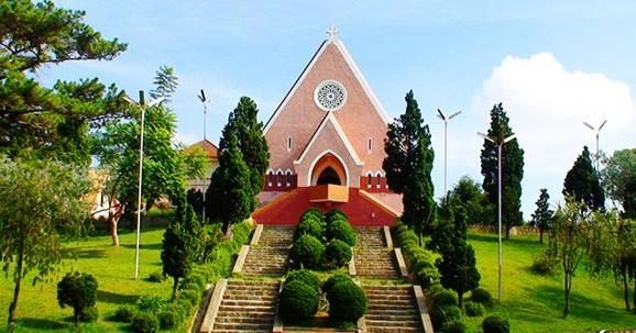 Nhà thờ Domaine de Marie: Nơi này thu hút rất nhiều khách tham quan, được nhiều công ty tổ chức tour Đà Lạt đưa vào lịch trình tham quan. Nhà thờ Domaine de Marie: Nơi này thu hút rất nhiều khách tham quan, được nhiều công ty tổ chức tour Đà Lạt đưa vào lịch trình tham quan.