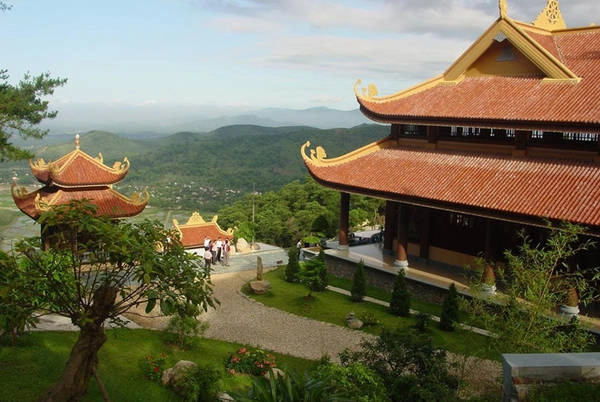 Thiền viện Trúc Lâm: Thiền Viện Trúc Lâm là thiền viện thuộc thiền phái Trúc Lâm Yên Tử. Thiền viện cách trung tâm thành phố Đà Lạt 5 km, nằm trên núi Phụng Hoàng, phía trên Hồ Tuyền Lâm. Đây không chỉ là thiền viện lớn nhất Lâm Đồng, mà còn là điểm tham quan và chiêm bái của nhiều du khách trong và ngoài nước. Thiền viện Trúc Lâm: Thiền Viện Trúc Lâm là thiền viện thuộc thiền phái Trúc Lâm Yên Tử. Thiền viện cách trung tâm thành phố Đà Lạt 5 km, nằm trên núi Phụng Hoàng, phía trên Hồ Tuyền Lâm. Đây không chỉ là thiền viện lớn nhất Lâm Đồng, mà còn là điểm tham quan và chiêm bái của nhiều du khách trong và ngoài nước.