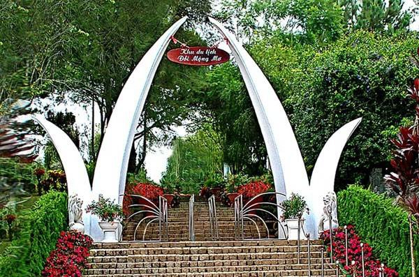 Đồi Mộng Mơ: Đồi Mộng Mơ là một thắng cảnh thơ mộng của Đà Lạt. Có người gọi đồi Mộng Mơ là Đà Lạt thu nhỏ. Đồi Mộng Mơ là khu du lịch mới xây dựng gần đây, với sự sắp xếp đầy nghệ thuật các biệt thự, hồ nước, nhà hàng, khu vui chơi giải trí, khu bán đồ lưu niệm,… tất cả tạo nên một khu du lịch khép kín đang rất thu hút khách tham quan. Đồi Mộng Mơ: Đồi Mộng Mơ là một thắng cảnh thơ mộng của Đà Lạt. Có người gọi đồi Mộng Mơ là Đà Lạt thu nhỏ. Đồi Mộng Mơ là khu du lịch mới xây dựng gần đây, với sự sắp xếp đầy nghệ thuật các biệt thự, hồ nước, nhà hàng, khu vui chơi giải trí, khu bán đồ lưu niệm,… tất cả tạo nên một khu du lịch khép kín đang rất thu hút khách tham quan.