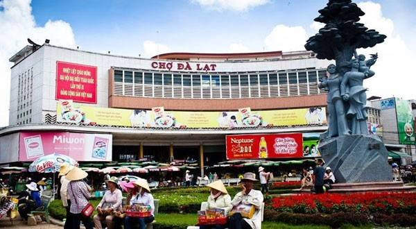 Chợ Đà Lạt: Chợ Đà Lạt là một trung tâm thương mại của thành phố Đà Lạt tọa lạc trên trục đường chính là đường Nguyễn Thị Minh Khai và được xem là "con tim của thành phố Đà Lạt". Không chỉ là một ngôi chợ với các hoạt động mua bán, chợ còn là điểm thu hút khách tham khi đến thành phố Đà Lạt. Chợ Đà Lạt: Chợ Đà Lạt là một trung tâm thương mại của thành phố Đà Lạt tọa lạc trên trục đường chính là đường Nguyễn Thị Minh Khai và được xem là "con tim của thành phố Đà Lạt". Không chỉ là một ngôi chợ với các hoạt động mua bán, chợ còn là điểm thu hút khách tham khi đến thành phố Đà Lạt.
