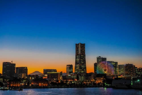 Tòa nhà Yokohama Landmark Đây là một trong những tòa tháp cao nhất Nhật Bản với 269 m, tại tầng 69 du khách có thể ngắm toàn cảnh thành phố cảng sôi động này và thấy cả núi Phú Sĩ từ xa. Bên trong tháp có nhiều cửa hàng, quán cà phê, khu hội trường đa năng... để du khách thỏa sức mua sắm và vui chơi, ăn uống. Ảnh: Aotaro. Tòa nhà Yokohama Landmark Đây là một trong những tòa tháp cao nhất Nhật Bản với 269 m, tại tầng 69 du khách có thể ngắm toàn cảnh thành phố cảng sôi động này và thấy cả núi Phú Sĩ từ xa. Bên trong tháp có nhiều cửa hàng, quán cà phê, khu hội trường đa năng... để du khách thỏa sức mua sắm và vui chơi, ăn uống. Ảnh: Aotaro.
