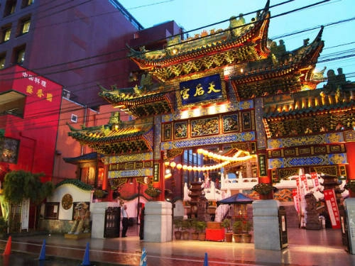 Khu phố Trung Hoa Yokohama Chinatown Có thể hơi kỳ lạ khi tới một đất nước giàu bản sắc văn hóa và lịch sử như Nhật Bản lại tới phố Trung Hoa, tuy nhiên Yokohama Chinatown cũng là một phần của Kanagawa. Đây là phố Trung Hoa lớn nhất Nhật Bản cũng như ở châu Á, có khoảng 3.000 - 4.000 người sinh sống và làm việc. Nơi đây có đến hàng trăm cửa hàng bán những món ăn ngon nhất Trung Quốc, nhiều công trình kiến trúc đặc sắc cho văn hóa đất nước tỷ dân nhưng cũng hài hòa với văn hóa bản địa. Khu phố Trung Hoa Yokohama Chinatown Có thể hơi kỳ lạ khi tới một đất nước giàu bản sắc văn hóa và lịch sử như Nhật Bản lại tới phố Trung Hoa, tuy nhiên Yokohama Chinatown cũng là một phần của Kanagawa. Đây là phố Trung Hoa lớn nhất Nhật Bản cũng như ở châu Á, có khoảng 3.000 - 4.000 người sinh sống và làm việc. Nơi đây có đến hàng trăm cửa hàng bán những món ăn ngon nhất Trung Quốc, nhiều công trình kiến trúc đặc sắc cho văn hóa đất nước tỷ dân nhưng cũng hài hòa với văn hóa bản địa.