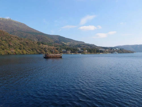 Hồ Ashinoko Đi thuyền trên hồ Ashinoko, khu vực Hakone du khách có thể tham quan cảnh hồ, phóng tầm mắt ngắm nhìn đỉnh Phú Sĩ và những cổng Torii truyền thống của Nhật. Ngoài ra, ở hồ này du khách còn được đặt tour thăm núi lửa. Ảnh: Guihem Vellut. Hồ Ashinoko Đi thuyền trên hồ Ashinoko, khu vực Hakone du khách có thể tham quan cảnh hồ, phóng tầm mắt ngắm nhìn đỉnh Phú Sĩ và những cổng Torii truyền thống của Nhật. Ngoài ra, ở hồ này du khách còn được đặt tour thăm núi lửa. Ảnh: Guihem Vellut.
