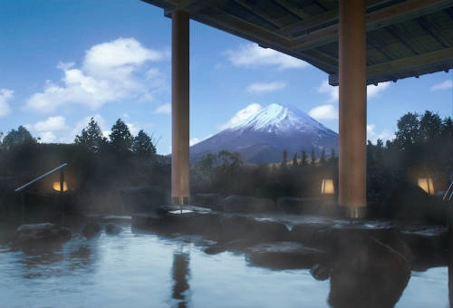 Khu nghỉ dưỡng suối nước nóng ở Hakone Hakone vốn là một trong những khu nghỉ dưỡng suối nước nóng nổi tiếng của Nhật Bản từ hàng thế kỷ nay. Tại đây, du khách có nhiều lựa chọn để trải nghiệm tắm onsen hơn với hàng chục địa chỉ cung cấp cả bể ngoài trời và trong nhà. Nhiều bể tắm có hướng nhìn ra núi Phú Sĩ hùng vĩ. Ảnh: jpninfo. Khu nghỉ dưỡng suối nước nóng ở Hakone Hakone vốn là một trong những khu nghỉ dưỡng suối nước nóng nổi tiếng của Nhật Bản từ hàng thế kỷ nay. Tại đây, du khách có nhiều lựa chọn để trải nghiệm tắm onsen hơn với hàng chục địa chỉ cung cấp cả bể ngoài trời và trong nhà. Nhiều bể tắm có hướng nhìn ra núi Phú Sĩ hùng vĩ. Ảnh: jpninfo.