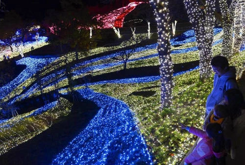 Khu rừng ánh sáng Sagamiko Sagami là một công viên giải trí của Kanagawa nổi tiếng với những khu rừng lung linh dịp lễ hội ánh sáng lớn nhất nước, thu hút du khách khắp nơi tới tham quan. Ngoài ra công viên có nhiều không gian cắm trại, trò giải trí như tàu lượn, đạp xe leo núi... Ảnh: goldenjipangu. Khu rừng ánh sáng Sagamiko Sagami là một công viên giải trí của Kanagawa nổi tiếng với những khu rừng lung linh dịp lễ hội ánh sáng lớn nhất nước, thu hút du khách khắp nơi tới tham quan. Ngoài ra công viên có nhiều không gian cắm trại, trò giải trí như tàu lượn, đạp xe leo núi... Ảnh: goldenjipangu.