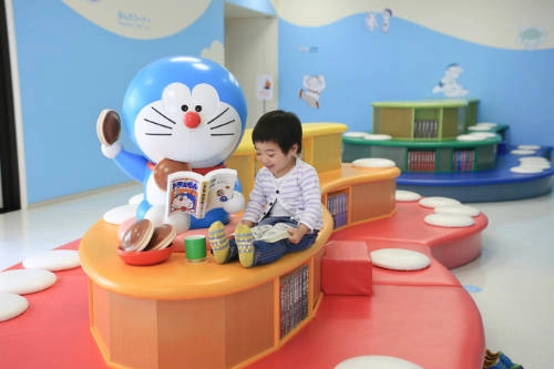 Bảo tàng Doraemon Bảo tàng nằm ở thành phố Kawasaki, là nơi du khách được trở về tuổi thơ với những hình ảnh thân thuộc trong bộ truyện tranh Doraemon nổi tiếng. Ở đây du khách có thể tìm hiểu về lịch sử truyện, tác giả, mua các món quà liên quan đến nhân vật truyện, chụp ảnh ở không gian ngoài trời mô tả cảnh truyện... Ảnh: Japanlist. Bảo tàng Doraemon Bảo tàng nằm ở thành phố Kawasaki, là nơi du khách được trở về tuổi thơ với những hình ảnh thân thuộc trong bộ truyện tranh Doraemon nổi tiếng. Ở đây du khách có thể tìm hiểu về lịch sử truyện, tác giả, mua các món quà liên quan đến nhân vật truyện, chụp ảnh ở không gian ngoài trời mô tả cảnh truyện... Ảnh: Japanlist.