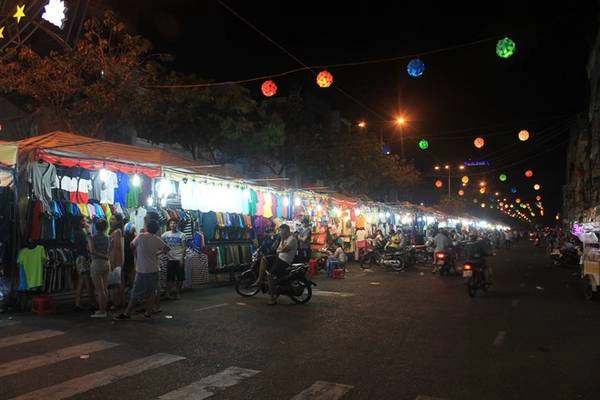 Những con phố ở Bến Ninh Kiều luôn thu hút đông du khách đến tham quan, mua sắm. Những con phố ở Bến Ninh Kiều luôn thu hút đông du khách đến tham quan, mua sắm.
