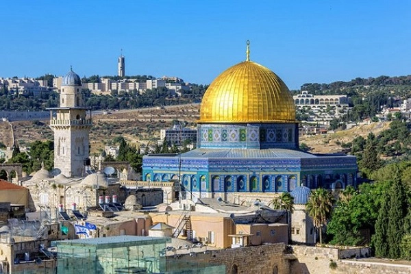 Haram Al-Sharif Haram Al-Sharif còn gọi là khu Núi đền nằm ở phía đông nam thành phố Jerusalem. Tại đây có đền thờ với mái vòm dát vàng, biểu tượng nổi tiếng bậc nhất. Bên dưới mái vòm vàng có tảng đá thiêng, nơi được người Hồi giáo tin là nhà tiên tri Muhammad trở về thiên đàng sau khi chết. Lưu ý những du khách đến Haram Al-Sharif mà không theo đạo Hồi chỉ có thể vào bên trong bằng cổng phía Tây. Haram Al-Sharif Haram Al-Sharif còn gọi là khu Núi đền nằm ở phía đông nam thành phố Jerusalem. Tại đây có đền thờ với mái vòm dát vàng, biểu tượng nổi tiếng bậc nhất. Bên dưới mái vòm vàng có tảng đá thiêng, nơi được người Hồi giáo tin là nhà tiên tri Muhammad trở về thiên đàng sau khi chết. Lưu ý những du khách đến Haram Al-Sharif mà không theo đạo Hồi chỉ có thể vào bên trong bằng cổng phía Tây.