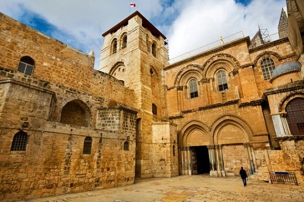 Nhà thờ Mộ Thánh Với những tín đồ Kitô giáo, nhà thờ Mộ Thánh (Church of the Holy Sepulchre) là nơi linh thiêng nhất ở Jerusalem. Đây cũng là nơi họ tin rằng Chúa Jesus bị đóng đinh trên thập tự giá. Nhà thờ được xây lần đầu từ năm 335 sau Công Nguyên bị phá hủy năm 1009 và nhà thờ lớn ngày nay du khách thấy đã được xây lại vào thế kỷ 11. Cũng là nơi đón một lượng khách hành hương khổng lồ từ khắp thế giới, nhà thờ Mộ Thánh là công trình mang đậm nét tôn giáo, có kiến trúc bên trong đẹp mê hoặc. Nhà thờ Mộ Thánh Với những tín đồ Kitô giáo, nhà thờ Mộ Thánh (Church of the Holy Sepulchre) là nơi linh thiêng nhất ở Jerusalem. Đây cũng là nơi họ tin rằng Chúa Jesus bị đóng đinh trên thập tự giá. Nhà thờ được xây lần đầu từ năm 335 sau Công Nguyên bị phá hủy năm 1009 và nhà thờ lớn ngày nay du khách thấy đã được xây lại vào thế kỷ 11. Cũng là nơi đón một lượng khách hành hương khổng lồ từ khắp thế giới, nhà thờ Mộ Thánh là công trình mang đậm nét tôn giáo, có kiến trúc bên trong đẹp mê hoặc.