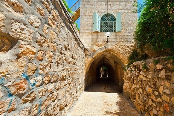 Khu phố Armenian Là một trong những khu phố chính của Thành Cổ ở Jerusalem, Armenian nằm ở khu vực phía tây nam, du khách có thể đi qua cổng Zion và Jaffa để tới đây. Nằm giữa những con ngõ nhỏ hẹp là nhà thờ St Jame và nhà nguyện St Mark cũng thu hút đông khách tới tham quan. Người Armenia là một phần trong cộng đồng dân cư ở Jerusalem hàng thế kỷ qua, họ tới đây từ thế kỷ thứ 5. Khu phố này là địa điểm thích hợp để du khách dạo chơi, thoát khỏi những nơi quá nhiều khách hành hương. Khu phố Armenian Là một trong những khu phố chính của Thành Cổ ở Jerusalem, Armenian nằm ở khu vực phía tây nam, du khách có thể đi qua cổng Zion và Jaffa để tới đây. Nằm giữa những con ngõ nhỏ hẹp là nhà thờ St Jame và nhà nguyện St Mark cũng thu hút đông khách tới tham quan. Người Armenia là một phần trong cộng đồng dân cư ở Jerusalem hàng thế kỷ qua, họ tới đây từ thế kỷ thứ 5. Khu phố này là địa điểm thích hợp để du khách dạo chơi, thoát khỏi những nơi quá nhiều khách hành hương.