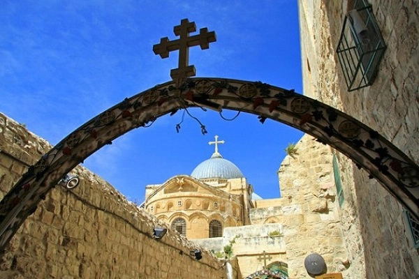 Via Dolorosa Đây là một con đường đặt theo tên chặng đường khổ nạn của chúa Jesus nằm ở Thành Cổ của Jerusalem. Con đường này rất dễ tới tham quan, đặc biệt vào thứ 6 du khách có thể tham gia vào lễ rước của những tu sĩ dòng Fanciscan. Lễ rước này diễn ra vào thứ 6 hàng tuần bắt đầu từ 15h (tháng 10 - 3) và 16h (tháng 4 -9) tại chặng đầu tiên của con đường. Via Dolorosa hiện tại được thành lập từ thế kỷ 18 gồm có 15 chặng đường, 5 chặng khác nằm trong nhà thờ Mộ Thánh. Via Dolorosa Đây là một con đường đặt theo tên chặng đường khổ nạn của chúa Jesus nằm ở Thành Cổ của Jerusalem. Con đường này rất dễ tới tham quan, đặc biệt vào thứ 6 du khách có thể tham gia vào lễ rước của những tu sĩ dòng Fanciscan. Lễ rước này diễn ra vào thứ 6 hàng tuần bắt đầu từ 15h (tháng 10 - 3) và 16h (tháng 4 -9) tại chặng đầu tiên của con đường. Via Dolorosa hiện tại được thành lập từ thế kỷ 18 gồm có 15 chặng đường, 5 chặng khác nằm trong nhà thờ Mộ Thánh.