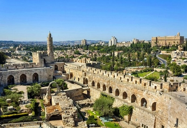 Bảo tàng Tower of David Nơi này còn có tên khác là Jerusalem Citadel (Kinh thành Jerusalem) nằm ở rìa phía tây của Thành Cổ. Công trình được xây lần đầu vào khoảng năm 24 trước Công Nguyên thời vua Herod, tuy nhiên đã trải qua nhiều lần bị phá hủy và xây lại. Tower of David ngày nay du khách được thấy xây từ thế kỷ 14 trên nền công trình cũ. Du khách có thể leo lên nơi cao nhất để ngắm những góc đẹp nhất về khu Thành Cổ. Tại đây các buổi tối còn tổ chức trình diễn Sound & Light (Âm thanh và Ánh sáng). Bảo tàng Tower of David Nơi này còn có tên khác là Jerusalem Citadel (Kinh thành Jerusalem) nằm ở rìa phía tây của Thành Cổ. Công trình được xây lần đầu vào khoảng năm 24 trước Công Nguyên thời vua Herod, tuy nhiên đã trải qua nhiều lần bị phá hủy và xây lại. Tower of David ngày nay du khách được thấy xây từ thế kỷ 14 trên nền công trình cũ. Du khách có thể leo lên nơi cao nhất để ngắm những góc đẹp nhất về khu Thành Cổ. Tại đây các buổi tối còn tổ chức trình diễn Sound & Light (Âm thanh và Ánh sáng).