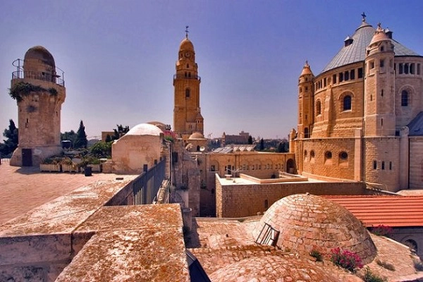 Khu phố Kitô giáo Khu vực này nằm ở phía bắc Thành Cổ, lối vào là cổng Jaffa, ngay gần nhà thờ Mộ Thánh. Nằm ẩn trong các con đường nhiều ngóc ngách này là các tiệm bán đồ lưu niệm và những nhà thờ đẹp khác cho du khách khám phá. Một số điểm dừng cho khách tại khu phố Kitô giáo là tu viện Ethiopian, nhà thờ Lutheran Đấng cứu thế, nhà thờ St John... Khu phố Kitô giáo Khu vực này nằm ở phía bắc Thành Cổ, lối vào là cổng Jaffa, ngay gần nhà thờ Mộ Thánh. Nằm ẩn trong các con đường nhiều ngóc ngách này là các tiệm bán đồ lưu niệm và những nhà thờ đẹp khác cho du khách khám phá. Một số điểm dừng cho khách tại khu phố Kitô giáo là tu viện Ethiopian, nhà thờ Lutheran Đấng cứu thế, nhà thờ St John...