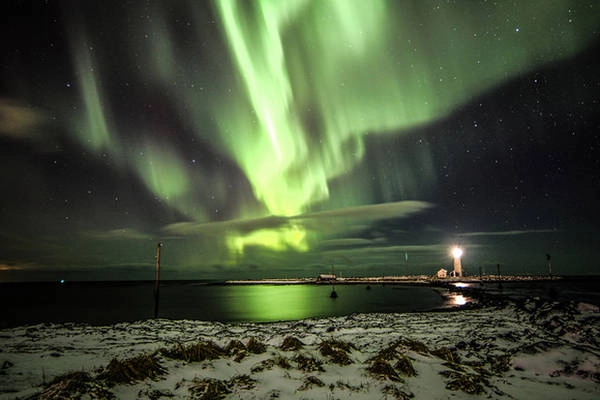 Reykjavik, Iceland Thủ đô của Iceland bị bao phủ bởi màn đêm huyền ảo với chỉ 4-5 giờ sáng mỗi ngày trong suốt tháng 12. Tuy nhiên màn đêm ở đây không hề ảm đạm bởi hiện tượng bắc cực quang. Ngoài ra, Reykjavik còn gây ấn tượng với những đỉnh núi tuyết, sông băng và đời sống sinh vật biển phong phú. Reykjavik, Iceland Thủ đô của Iceland bị bao phủ bởi màn đêm huyền ảo với chỉ 4-5 giờ sáng mỗi ngày trong suốt tháng 12. Tuy nhiên màn đêm ở đây không hề ảm đạm bởi hiện tượng bắc cực quang. Ngoài ra, Reykjavik còn gây ấn tượng với những đỉnh núi tuyết, sông băng và đời sống sinh vật biển phong phú.