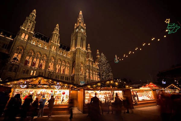 Vienna, Áo Hãy đến Vienna, Áo để tận hưởng một mùa Noel ấm cúng. Ở chợ Giáng sinh, bạn có thể mua những món đồ nữ trang và quà nhỏ nhắn với giá cả phải chăng. Ngoài ra, bạn đừng quên ngắm nhìn những bụi cây holly xinh xắn và ánh đèn màu rực rỡ, uống một chút rượu để tạm thời xua tan đi cái lạnh và mân mê tuyết trắng trong lòng bàn tay. Vienna, Áo Hãy đến Vienna, Áo để tận hưởng một mùa Noel ấm cúng. Ở chợ Giáng sinh, bạn có thể mua những món đồ nữ trang và quà nhỏ nhắn với giá cả phải chăng. Ngoài ra, bạn đừng quên ngắm nhìn những bụi cây holly xinh xắn và ánh đèn màu rực rỡ, uống một chút rượu để tạm thời xua tan đi cái lạnh và mân mê tuyết trắng trong lòng bàn tay.